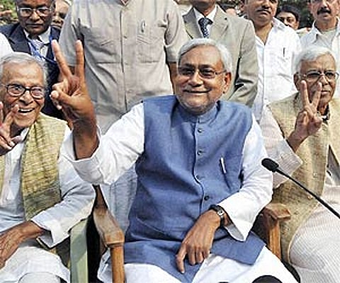 JD(U) leader Nitish Kumar and other party bigwigs flash the victory sign at a post-polls press conference. PTI