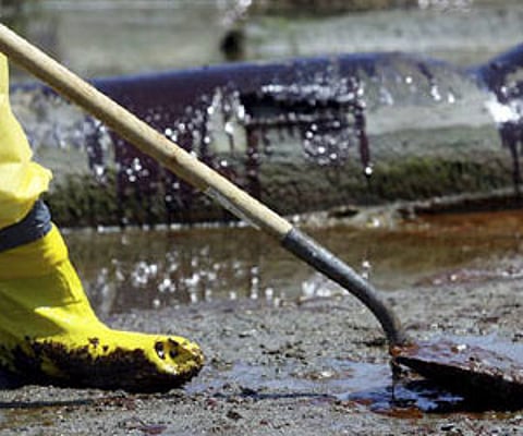 BP tests 'top kill' as Obama exerts pressure