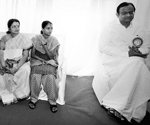 L-R Family members of slain police officers Tarabai Omble, Smita Salaskar, Kavita Karkare, Vaishali Omble with Chidambaram