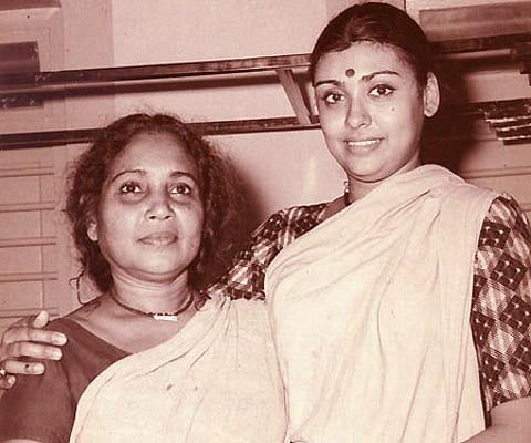 Tamil actresses Sujatha and Shanta Devi in 'Vilangu Malayalay' : EPS