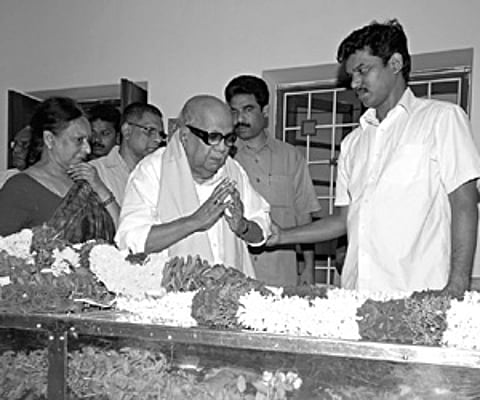 Chief Minister M Karunanidhi offers his condolences to the bereaved family members of well-known poetess Soundara Kailasam. (ENS)
