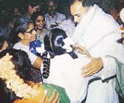 Rajiv Gandhi moments before a female suicide bomber assassinated him at Sriperumbudur on May 21, 1991