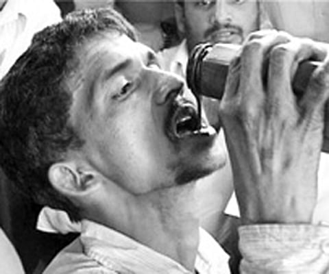 Kumar consuming oil at Mandya Silver Jubilee park