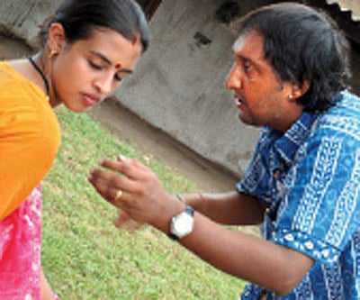 Sidharth Srinivasan, director of Pairon Talle briefing actor Saba Joshi.