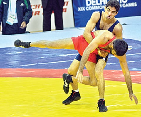 Rajender Kumar (right) and Hussain Azhar of Pakistan during the 55 kg wrestling men’s final.
