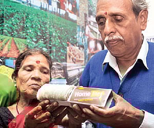 Gurum R Narayanappa and his wife Kamalamma with the matchbox saree that will be showcased at Silk Utsav next month.