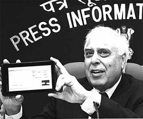 Union HRD Minister Kapil Sibal launching the ‘Amrita Virtual Lab’ by Amrita University in New Delhi.