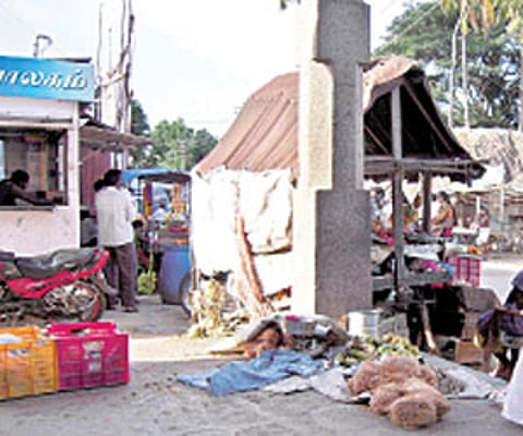 Illegal entry: Several petty shops have opened on the temple premises in Bahour| Express.