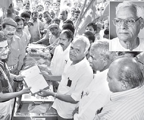 CPI leaders paying floral tributes to the mortal remains of Telangana freedom fighter and Communist leader Dr Raj Bahadur Gour.