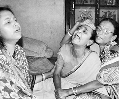 Relatives of Pradip Tah, who died in a CPM and Trinamool the state Congress party workers’ clash in Burdwan district of West Bengal on Wednesday. PTI