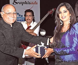 Prabhu Chawla, Editorial Director, The New Indian Express, presents a memento to Shreya.
