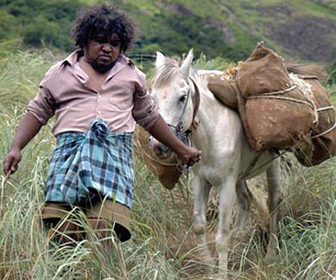 A still from Azhagarsamiyin Kuthirai