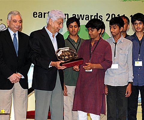 Wipro Chairman Azim Premji distributing Earthian Awards 2011-12 to students in Bangalore on Saturday. | EPS