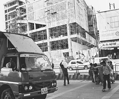 (Left) People running across on a busy road; (Right) Pedestrian crossing at a signal green at the Jalahalli Cross | Avinash Bhat