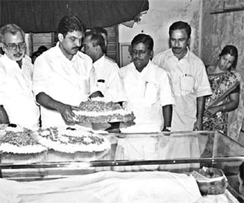 Union Minister of State for Power K C Venugopal placing a wreath on the body of Sarangapani in Alappuzha on Wednesday.