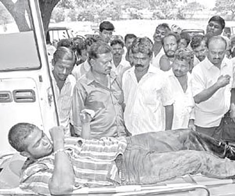 cleanup act: Residents of Mullipalayam and KK Nagar protesting in front of the Zone 4 Shenbakkam office, on Monday.