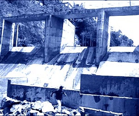 Some portions of the mini dam at Iruttukanam near Adimaly continuing to leak despite hurried grouting by the authorities | K Rajesh Kumar