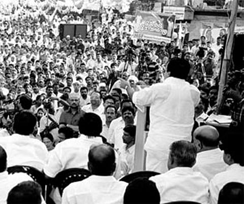 KPCC president Ramesh Chennithala inaugurating the Kerala Mochana Yatra, at Uppla in Kasargod on Monday