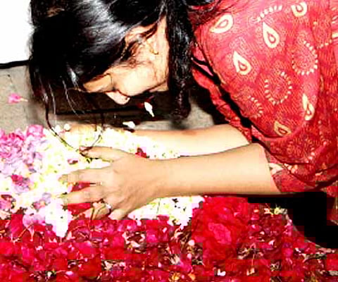 Radhika, actor Suresh Gopi’s wife, paying her last respects to her grandmother Aranmula Ponnamma| Express Photo/Kaviyoor Santosh.