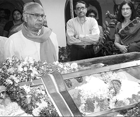 Actor Akkineni Nageswara Rao paying tributes to veteran actor Gummadi Venkateswara Rao, who died on Tuesday at Care Hospital, on Wednesday.