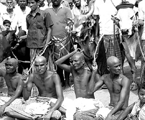 Sooriyur residents with tonsured heads protesting against the government regulations on Jallikattu