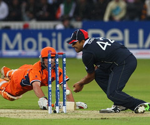 Peter Borren of Netherlands dives to make his ground. (File photo: Getty Images)