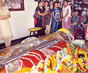 Friends and family members of Justice K P Radhakrishna Menon at his residence in Kaloor after his body was brought from Chennai on Sunday| Express.
