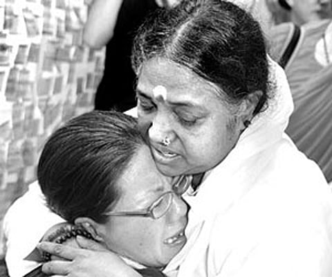 Mata Amritanandamayi consoling a tsunami victim during her visit to Japan
