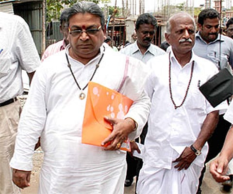 Nithya Sarvananda on his way to the CoP office to file a complaint against Sun TV for telecasting morphed video clippings of Nithyananda. (EPS)