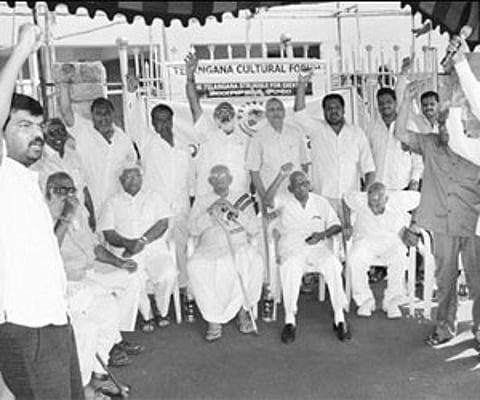 Telangana Samanvayasamithi activists raising slogans at a dharna in Hyderabad on Thursday demanding the introduction of Telangana bill in the Parliame