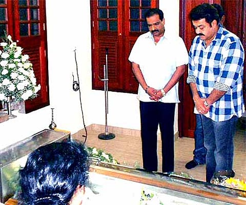 Paying tributes: Actor Mohanlal paying last respects to Jose Prakash at his residence in Aluva on Sunday