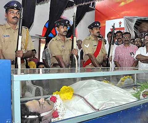 T Damodaran being accorded the guard of honour at the Town Hall in Kozhikode on Thursday.