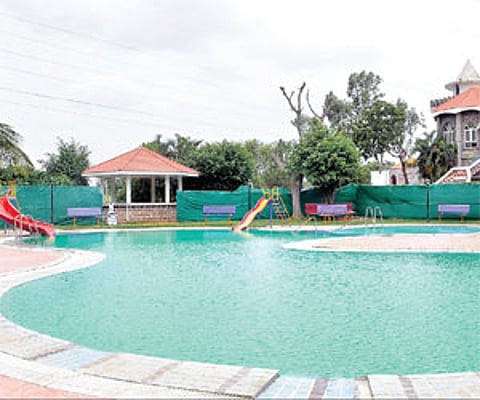 The swimming pool image is used for representational purposes.