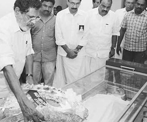 Speaker G Karthikeyan paying floral tributes to the late T Damodaran, when the latter’s body was kept at his residence in Kozhikode on Wednesday.