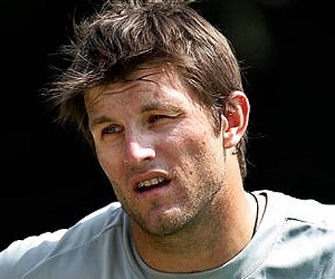 Hamish Bennett joins captain Daniel Vettori and Kyle Mills on the bench. (Photo: AP)