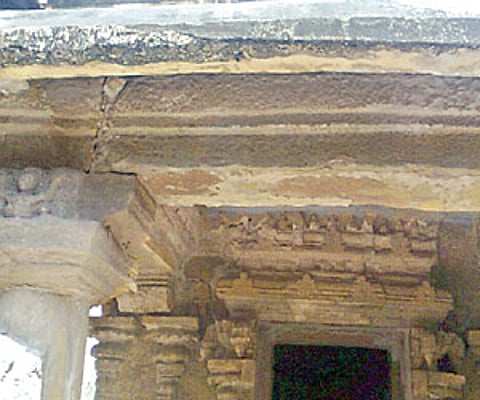 Cracks seen on the stone pillars.