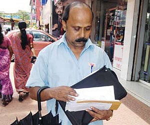 The Department of Posts has speeded up the procedures to distribute khaki uniforms for postmen and postwomen.