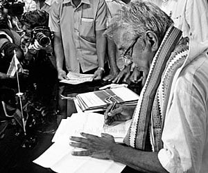 SIGNATURE SHOT: Chief Minister Oommen Chandy signing the first files that were brought before him as he reached the Chief Minister’s Office.
