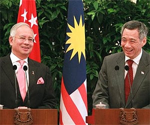 Singapore PM Lee Hsien Loong and his Malaysian counterpart Najib Razak at a press briefing after bilateral meeting to address long standing issues. AP