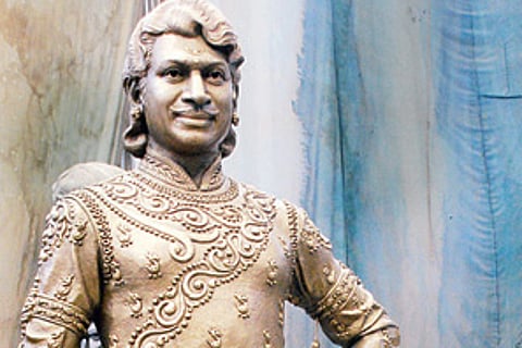 Annavru Rajkumar comes alive on Hampi chariot