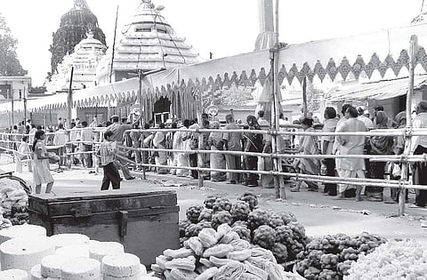 Lakhs witness 'Radha Pada' at Sakhigopal Temple