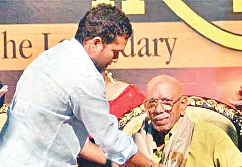 Coach accepts Sachin invite for last test