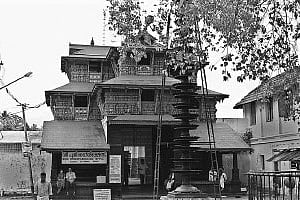 A secret paddy vault at temple