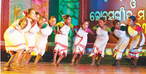 Art connoisseurs in for folk dance, musical treat