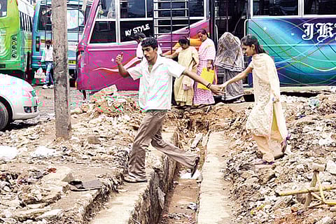 Garbage, hawkers take over the footpaths here
