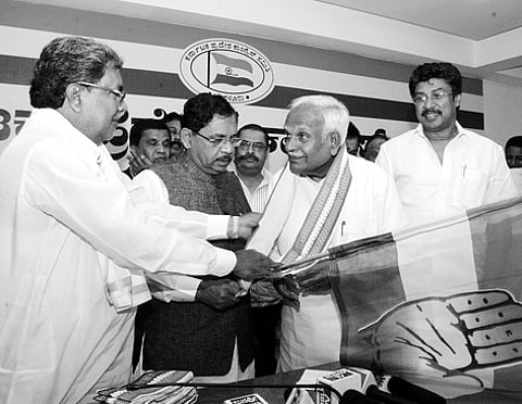 Ex-IAS officer Shivaram, 2 JD(S) leaders join Congress