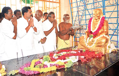 Gold Armour Gifted by Jayalalithaa Adorns Thevar Statue for Jayanthi