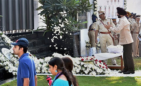 All-India Anti-Terrorist Front Chairman MS Bitta paying tributes to the victims of 26/11 Mumbai terror attacks on the sixth anniversary of the gruesome incident in Mumbai on Wednesday | PTI