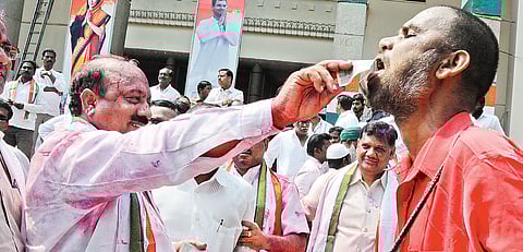 Sonia Vetoes AP Bashing, PM Basks in T Glory