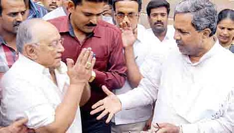 Master Hirannaiah Abuses Siddaramaiah, Later Apologises
